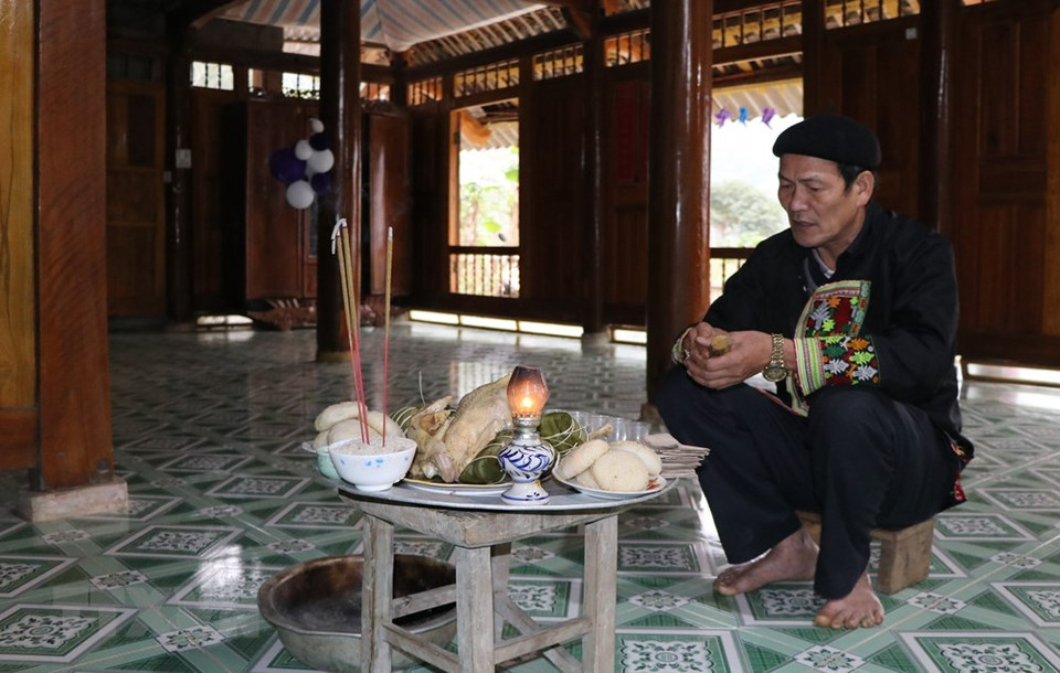 巫师代表家主行礼，邀请已故亲人、祖先一起回家过年。越通社记者 俊英 摄