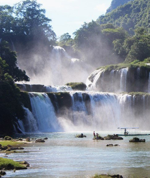 从35米高飞泻而下的板约瀑布具有自然和纯洁之美（图片来源：越共电子报）