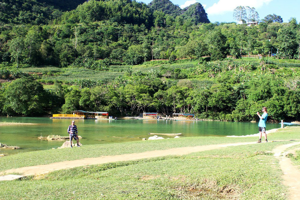 不仅吸引国内游客，板约瀑布还吸引了多国际游客前来参观旅游（图片来源：越共电子报）