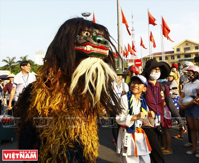 日本传统艺术团参加2016年顺化文化节街头艺术节。（图片来源：越南画报）