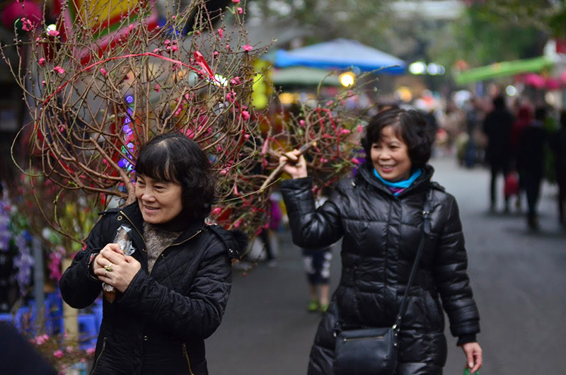 找到了个满意的桃枝。（图片来源：人民报网）