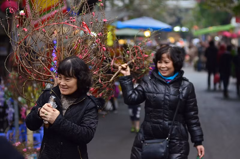 找到了个满意的桃枝。（图片来源：人民报网）