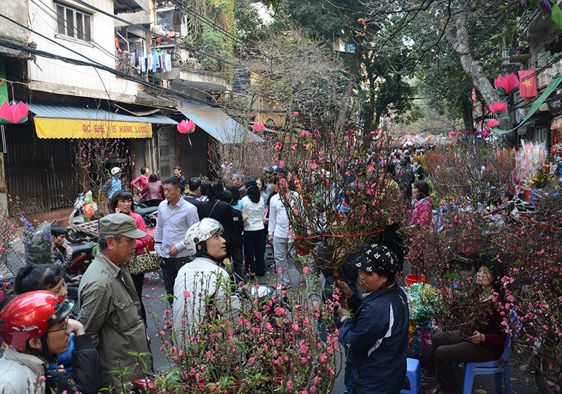 每到春节，河内市还剑郡梳行街都有众多人前来逛街、购物。（图片来源：人民报网）