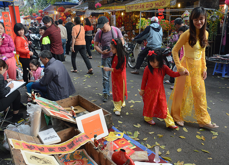 一家人一起去逛花市场。（图片来源：人民报网）