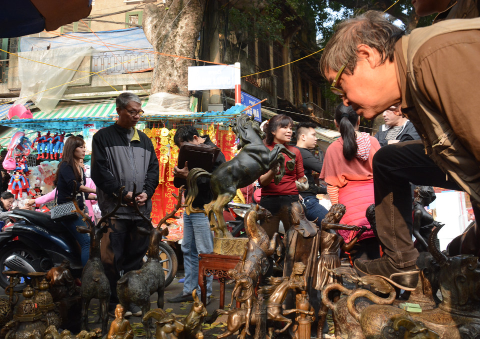摆在花市场的古物也吸引众多人前来购买。（图片来源：人民报网）