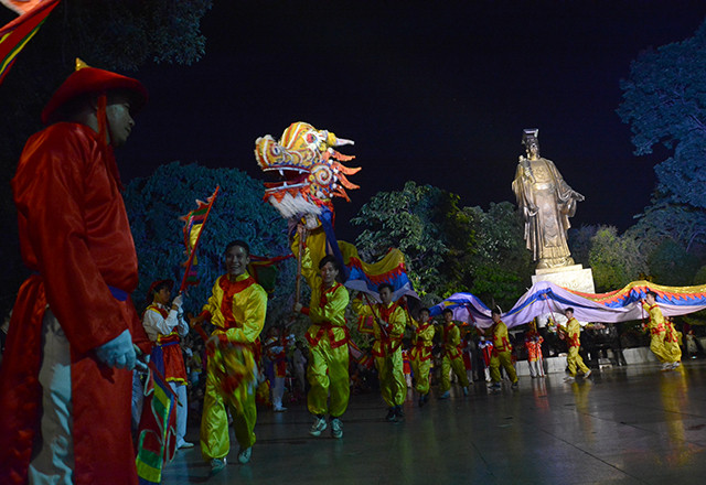 舞蹈艺术家为首都居民及四方游客表演了别有风趣且富有升龙地区传统的精彩舞蹈节目（图片来源：越南《人民报》）