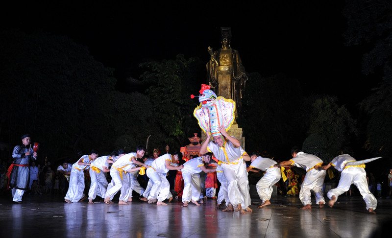 舞蹈艺术家为首都居民及四方游客表演了别有风趣且富有升龙地区传统的精彩舞蹈节目（图片来源：越南《人民报》）