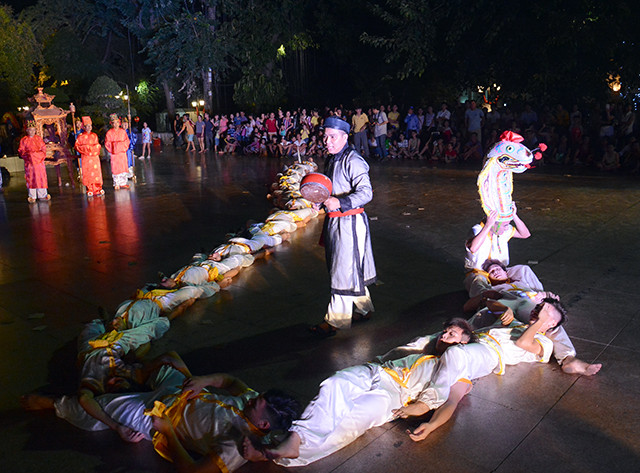 舞蹈艺术家为首都居民及四方游客表演了别有风趣且富有升龙地区传统的精彩舞蹈节目（图片来源：越南《人民报》）