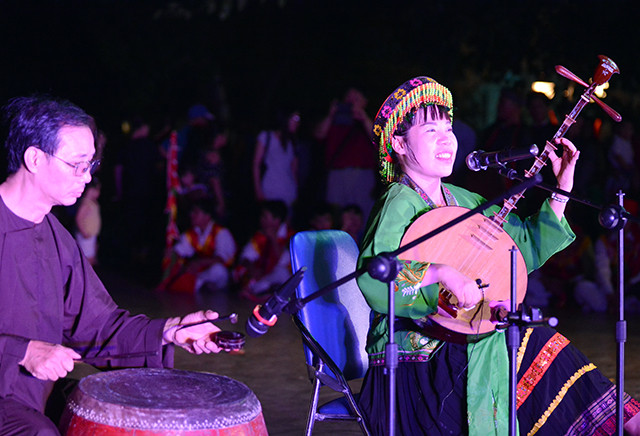 舞蹈艺术家为首都居民及四方游客表演了别有风趣且富有升龙地区传统的精彩舞蹈节目（图片来源：越南《人民报》）
