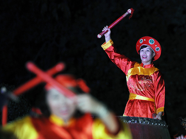 舞蹈艺术家为首都居民及四方游客表演了别有风趣且富有升龙地区传统的精彩舞蹈节目（图片来源：越南《人民报》）