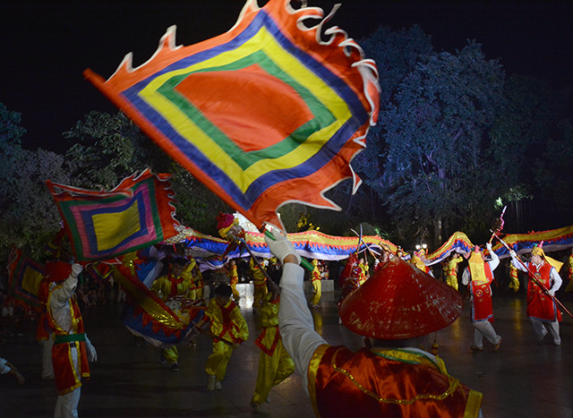 舞蹈艺术家为首都居民及四方游客表演了别有风趣且富有升龙地区传统的精彩舞蹈节目（图片来源：越南《人民报》）