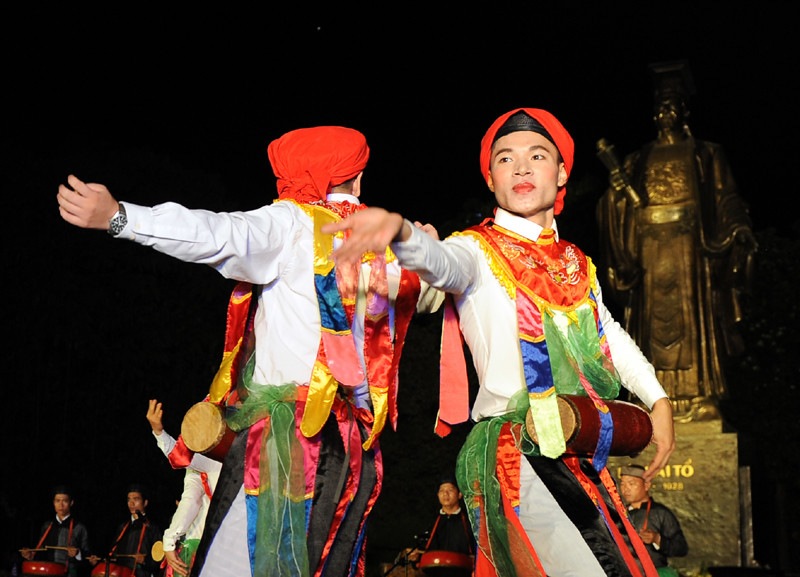 舞蹈艺术家为首都居民及四方游客表演了别有风趣且富有升龙地区传统的精彩舞蹈节目（图片来源：越南《人民报》）