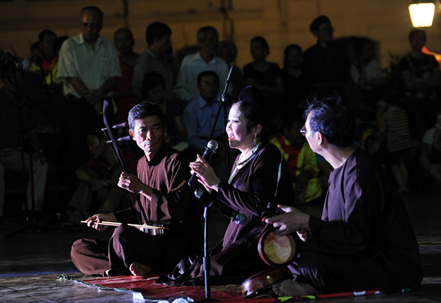 舞蹈艺术家为首都居民及四方游客表演了别有风趣且富有升龙地区传统的精彩舞蹈节目（图片来源：越南《人民报》）