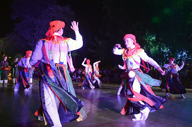 舞蹈艺术家为首都居民及四方游客表演了别有风趣且富有升龙地区传统的精彩舞蹈节目（图片来源：越南《人民报》）