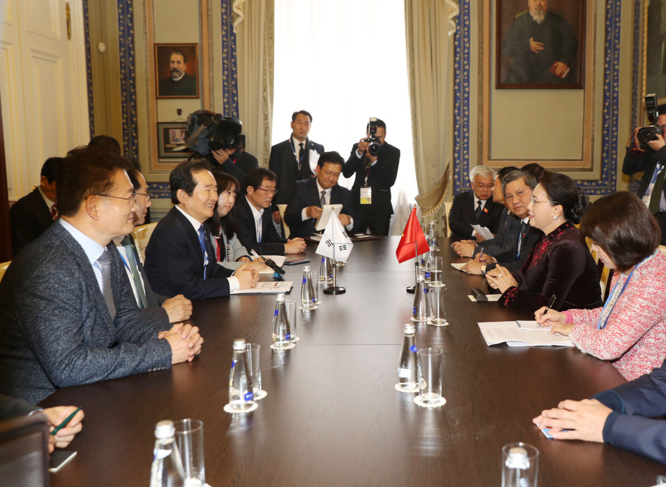 阮氏金银会见韩国国会议长丁世均。越通社记者 仲德 摄