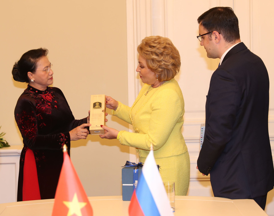 阮氏金银会见俄联邦委员会主席瓦莲京娜·伊万诺芙娜·马特维延科。越通社记者 仲德 摄