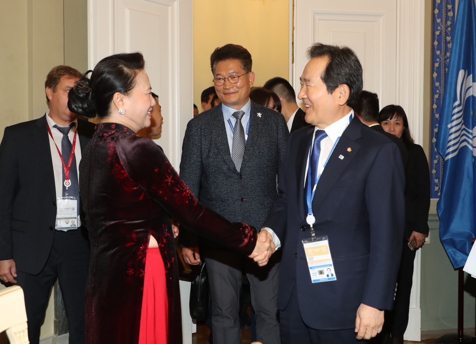 阮氏金银会见韩国国会议长丁世均。越通社记者 仲德 摄