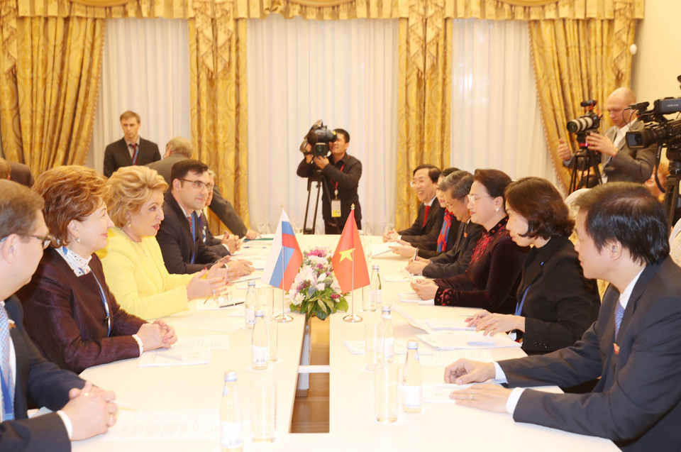 阮氏金银会见俄联邦委员会主席瓦莲京娜·伊万诺芙娜·马特维延科。越通社记者 仲德 摄