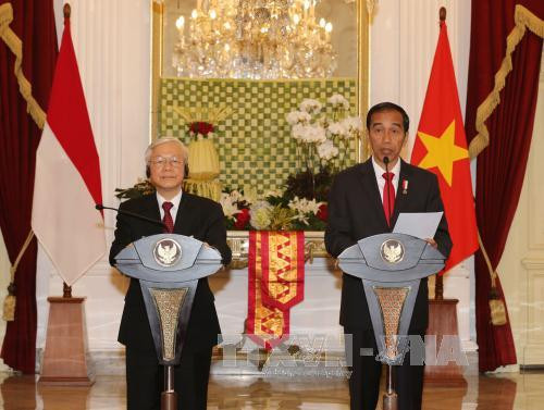 两位领导会谈后共同会见记者。（图片来源：越通社）