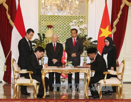 阮富仲与佐科·维多多共同见证越印政府间教育合作备忘录的签字仪式。（图片来源：越通社）