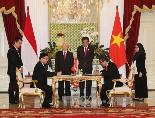 两位领导共同见证越南司法部与印尼司法与人权部之间的合作备忘录的签字仪式。（图片来源：越通社）