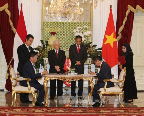 两位领导共同见证越南工贸部和印尼能源和矿产资源部之间关于煤炭领域的合作备忘录的签字仪式。（图片来源：越通社）