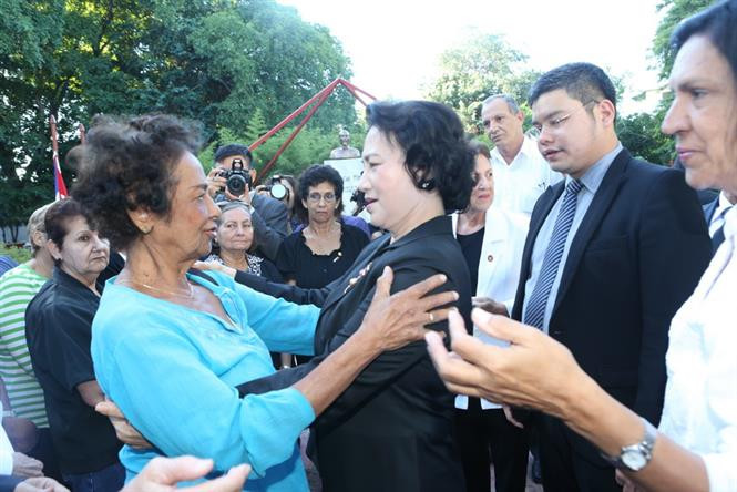 2016年11月29日，国会主席阮氏金银会在访问古巴期间会见在战争时期援助越南的古巴专家代表团。图自越通社。