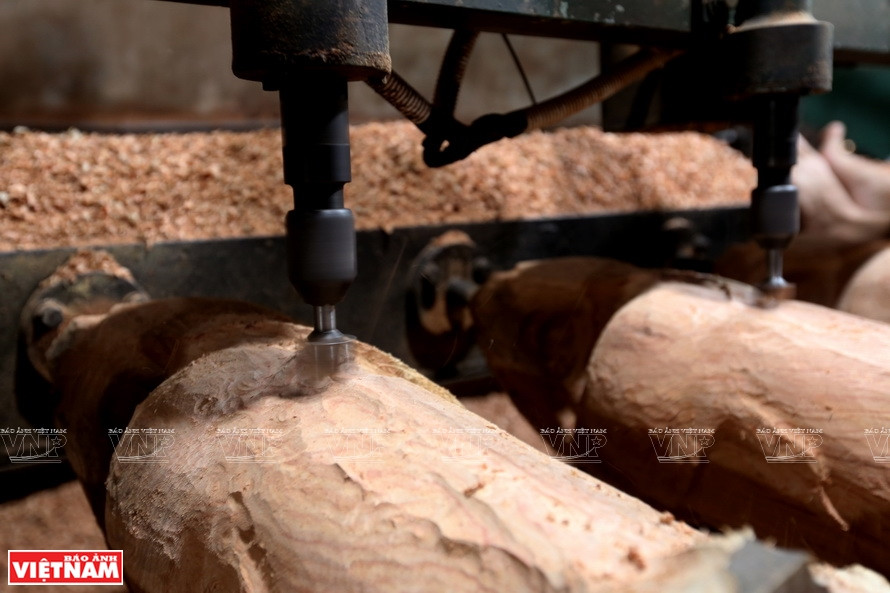 用机器处理木材。图自《越南画报》