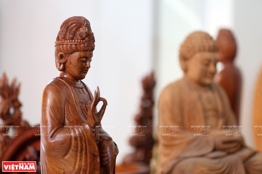 不少产品脱颖而出，成为典范，如陶氏青云厂的《孔雀开屏》、《春天少女》、《四灵汇聚》，侠士厂的《菠萝蜜》、《金龙鱼》、《犀牛》等。图自《越南画报》