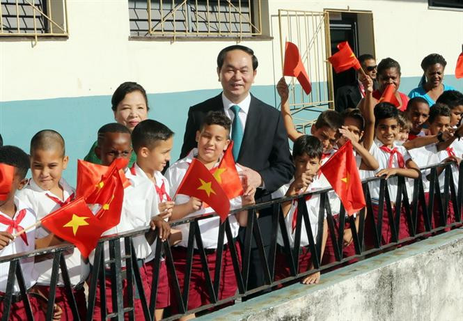 访问古巴期间，越南国家主席陈大光2016年11月16日走访古巴首都哈瓦那的阮文追小学。图自越通社