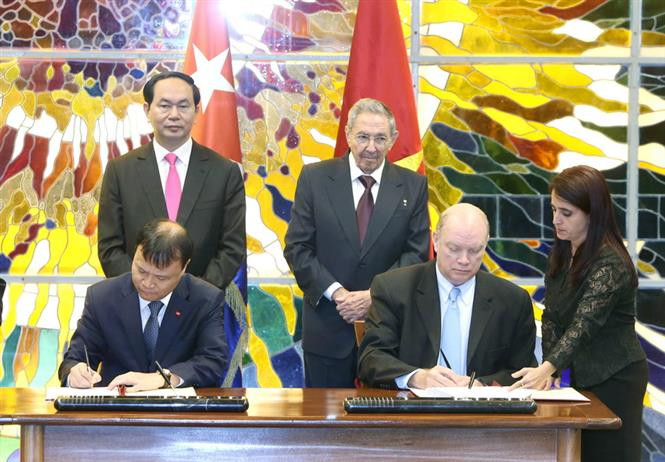 2016年11月16日在访问古巴期间，越南国家主席陈大光与菲德尔•卡斯特罗见证两国各部门合作文件签字仪式。图自越通社