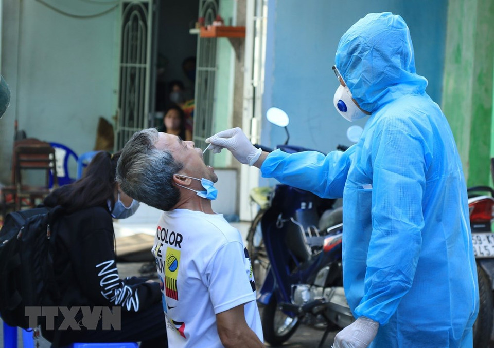 医务人员给当地居民采样检测。越通社记者 丁恒 摄