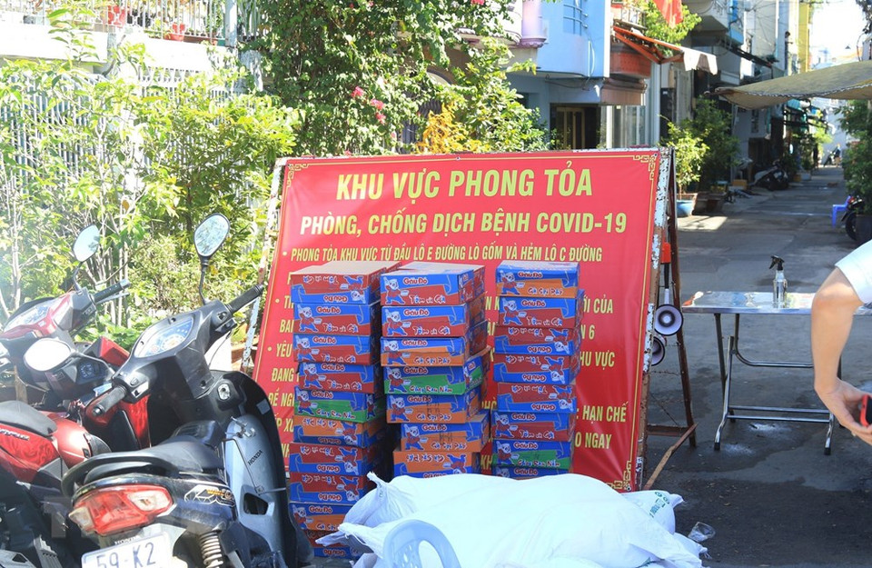 第六郡7号坊陶瓷窖巷E弄的封锁通知。越通社记者 丁恒 摄