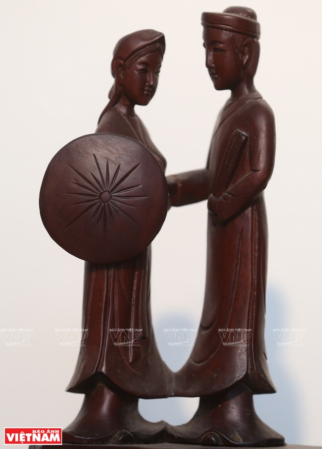 云河乡不少产品脱颖而出，成为典范，如陶氏青云厂的《孔雀开屏》、《春天少女》、《四灵汇聚》，侠士厂的《菠萝蜜》、《金龙鱼》、《犀牛》等。图自《越南画报》