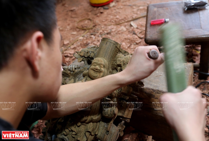 产品丰富多样，包括挂画、雕像、桌椅、纪念品等。图自《越南画报》