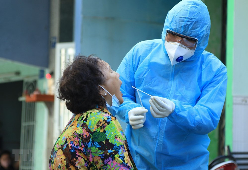医务人员对当地居民进行采样检测。越通社记者 丁恒 摄