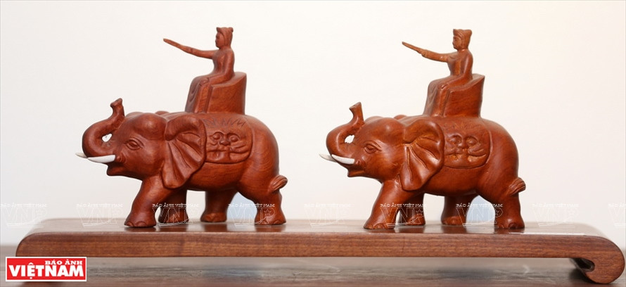 云河乡许多木厂参加“一乡一品”活动，得到县政府支持商标设计，宣传推介，生成产品扫码，吸引国内和中国、日本等顾客前来参观购买。图自《越南画报》