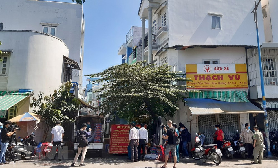 新冠肺炎感染者居住的第六郡7号坊陶瓷窖巷E弄被封锁。越通社记者 丁恒 摄