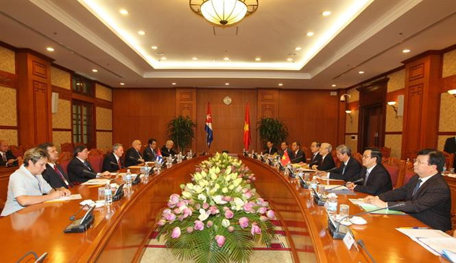 从2012年7月7日-10日对越南进行正式访问期间，7月8日，古巴共产党中央委员会第一书记，国务委员会主席兼部长会议主席菲德尔•卡斯特罗会见越共中央总书记阮富仲。图自越通社