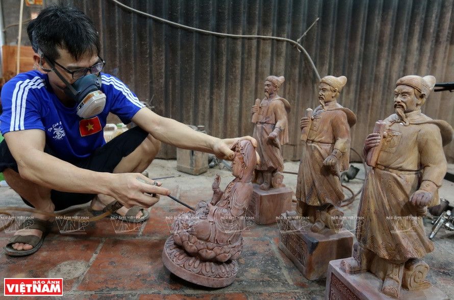 一个木匠每天可制作3-4件产品。图自《越南画报》