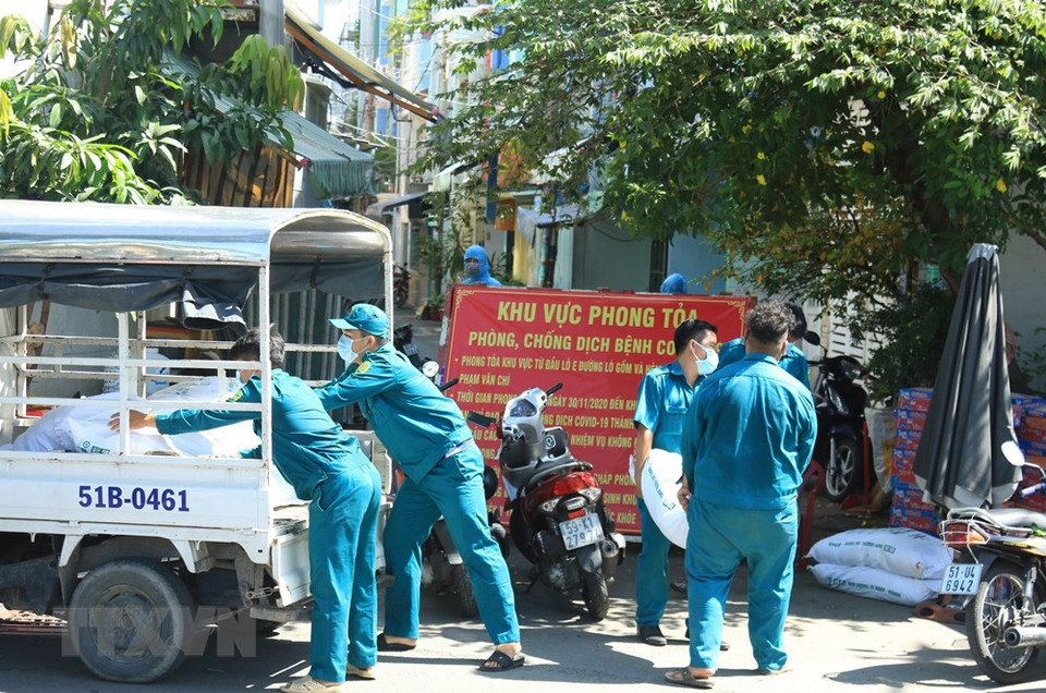 民兵力量为被封锁区居民运送食品。越通社记者 丁恒 摄