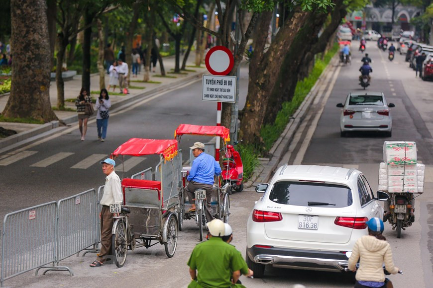 双层巴士运营时间为每周五到周日，从9点15分到17点15分，每小时一班。从今到12月31日，成人的票价为13万越盾，6-11岁孩子的票价为9.5万越盾，6岁以下的孩子免费。车票有效时间为4小时，从上车时间算起。在这4小时内不限制上下车的次数。图自Vietnam+记者 明山 摄