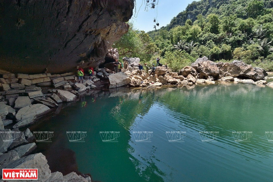 进入仙洞之前，游客可沉浸在清澈湛蓝的湖水里并在湖边扎营。图自《越南画报》