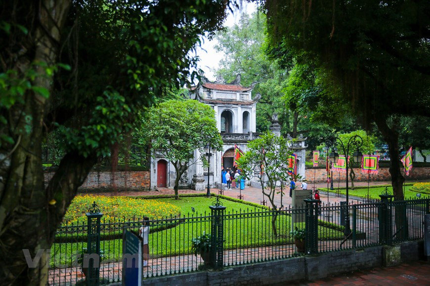 文庙--国子监是越南首都河内最为丰富多样的遗迹群之一，位于升龙京城南边，分为两大部分，文庙用以供奉孔子，国子监是越南史上的第一所大学。至今，每年文庙--国子监吸引成千上万国内外游客前来参观 ，同时也是举行优秀学生表彰大会、每年正月望日诗歌大会等文化活动的场所。图自Vietnam+记者 明山 摄