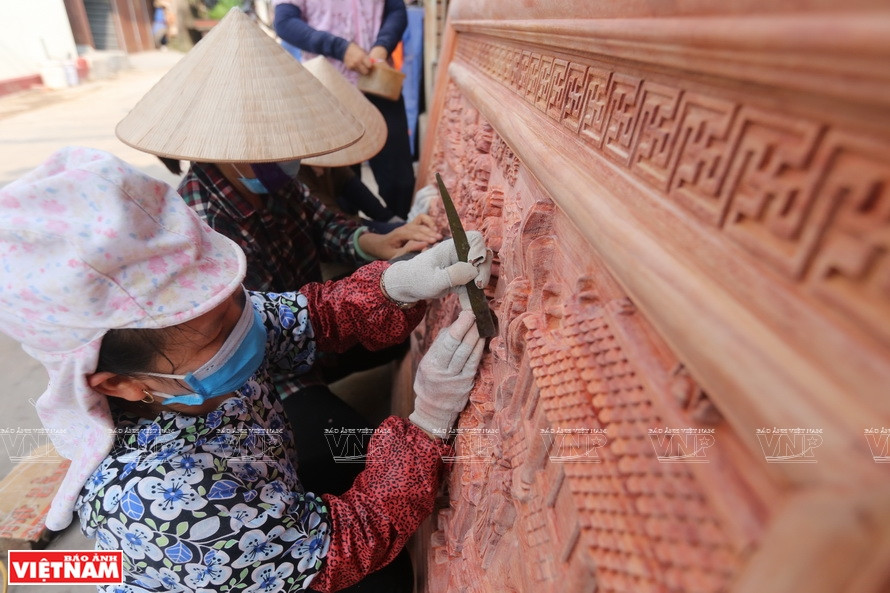木厂雇用女工做轻活儿。图自《越南画报》
