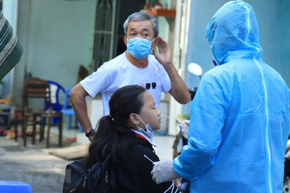 医务人员对当地居民采样检测。越通社记者 丁恒 摄