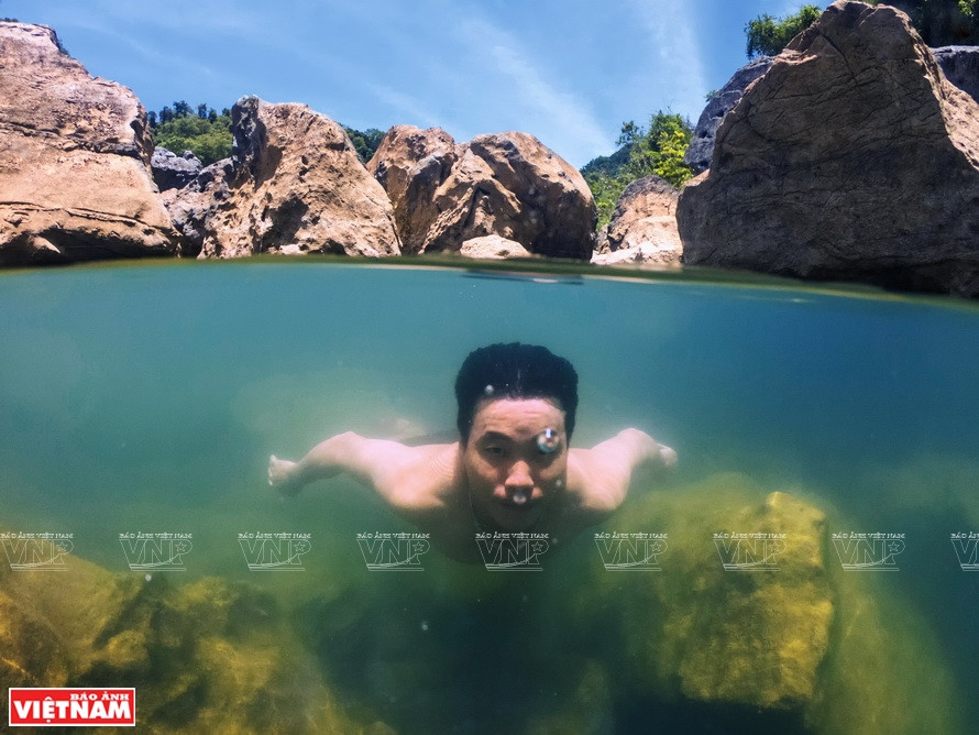 游客可在洞外观赏玉眼湖和探索洞中的丰富植被。越通社记者 李黄龙 摄