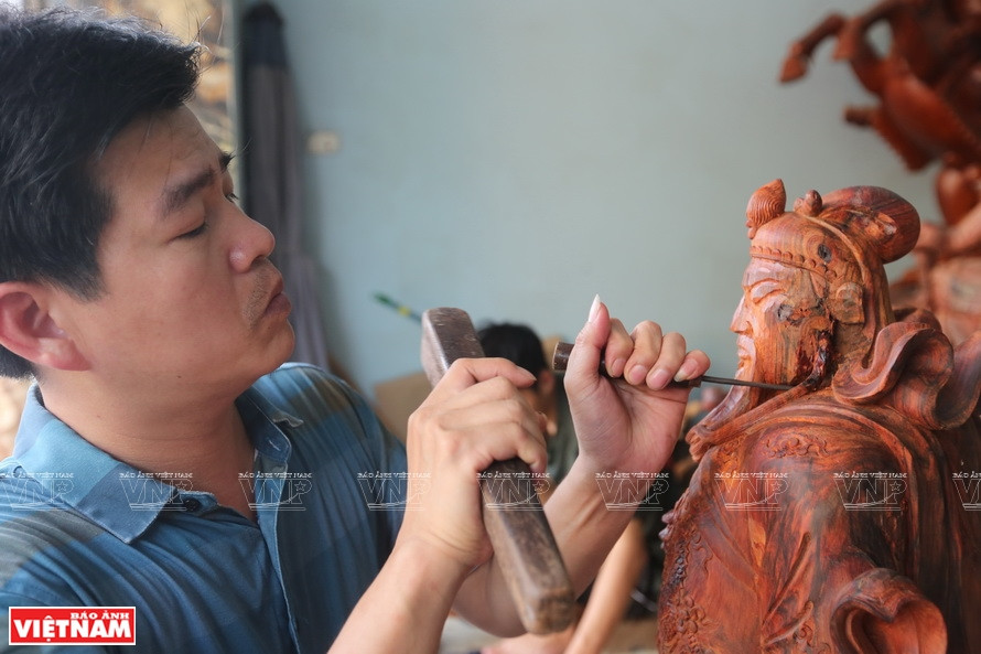 小细节要求工匠心灵手巧。图自《越南画报》