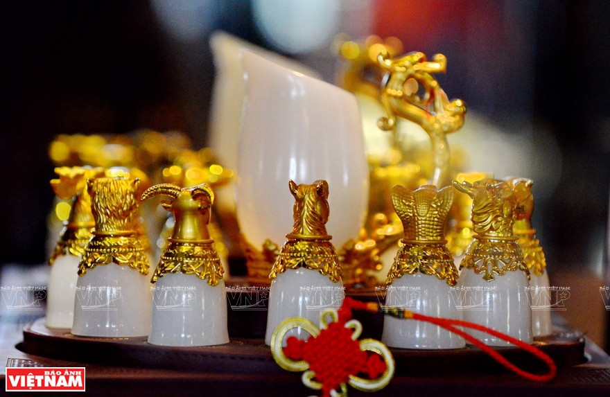 镶金玉杯。图自越通社