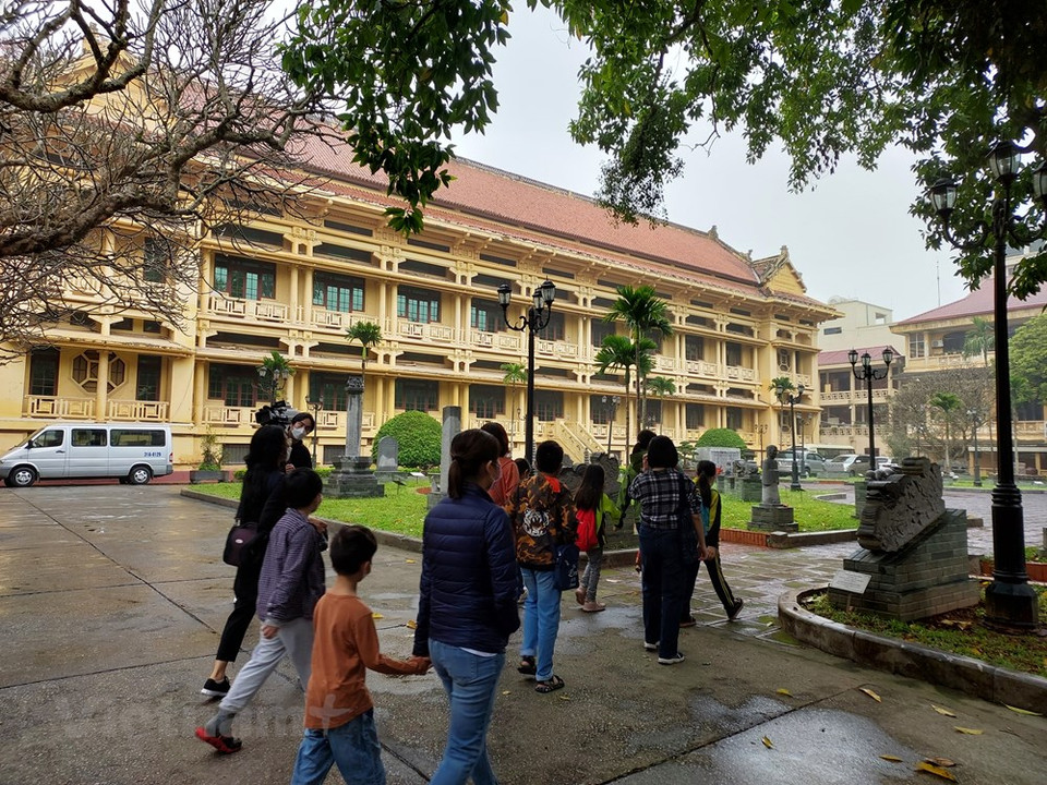 前来国家历史博物馆参加题为“伯古——木棉花季”的欣赏木棉花和体验国家历史博物馆一些活动的新旅游线路时，游客们可以选择要素描或着色模板。在气温乍暖还寒之时节，将三月份木棉花进入盛开季节的美好时刻以及国家历史博物馆独特建筑完好地记录下来。图自Vietnam+